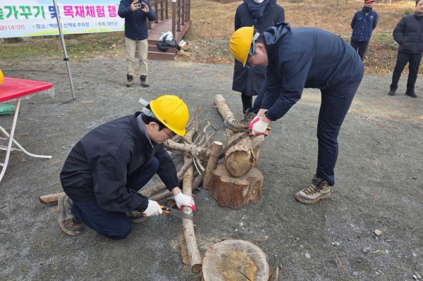12일 흥주사 맥문동 산책로에서 진행된 숲가꾸기 행사 모습.