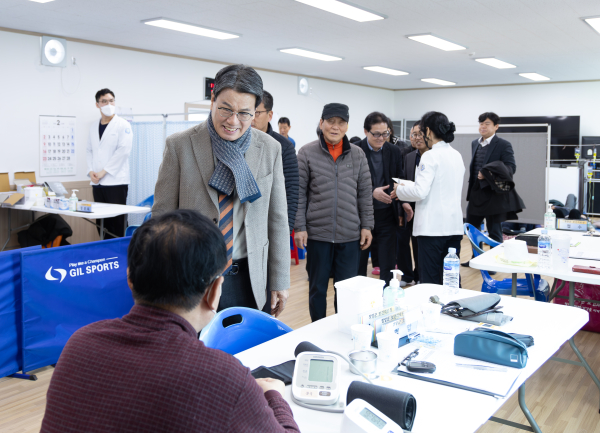 청양군 보건의료원 의료진이 의료취약지역 마을을 찾아 ‘찾아가는 의료원’ 순회진료를 진행하고 있다.