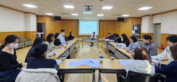 청양군 보건의료원 관계자들이 ‘찾아가는 의료원’ 및 의료취약지 원격협진 사업 성과를 공유하고 향후 추진방향을 논의하는 평가회를 진행하고 있다.