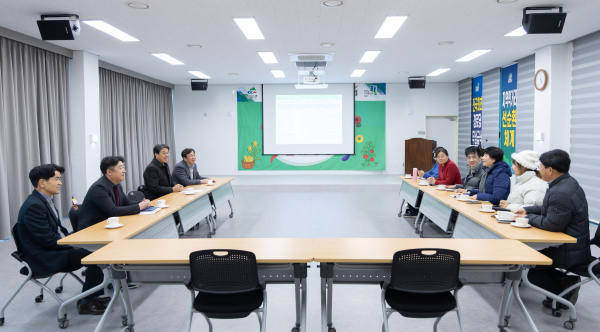 중국농업대학 장추안홍 교수 일행이 청양군 푸드플랜 운영성과와 공공급식 연계체계 등을 주제로 현장 설명을 듣고 질의응답을 진행하고 있다.