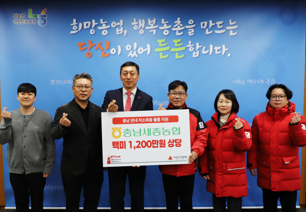 정해웅본부장과 유병설사무처장이 기념촬영을 하고 있다.