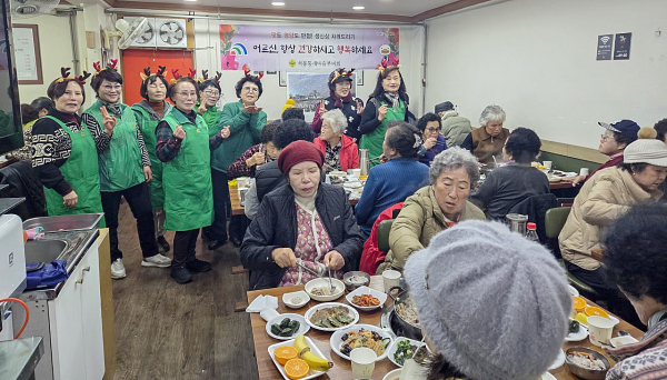 석봉동 새마을부녀회 회원들이 하반기 생신을 맞은 어르신을 초청해 생신상을 차려드리고 기념 촬영