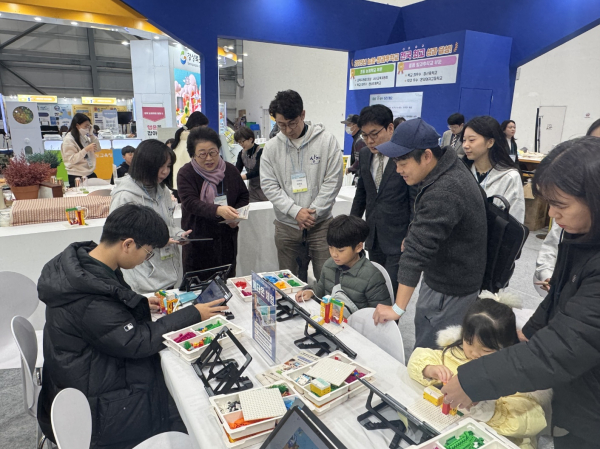 상명대 늘봄교육에 대해 설명하는 김종희 총장 (앞쪽 왼쪽 3번째 목도리한 모습)