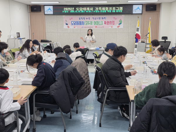 도자기 그림그리기 체험 모습