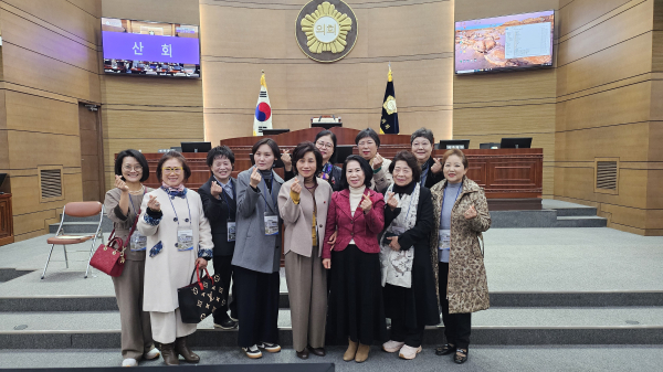 (사)한국여성유권자연맹 천안지회 모니터 활동을 격려하는 김행금 의장<br>