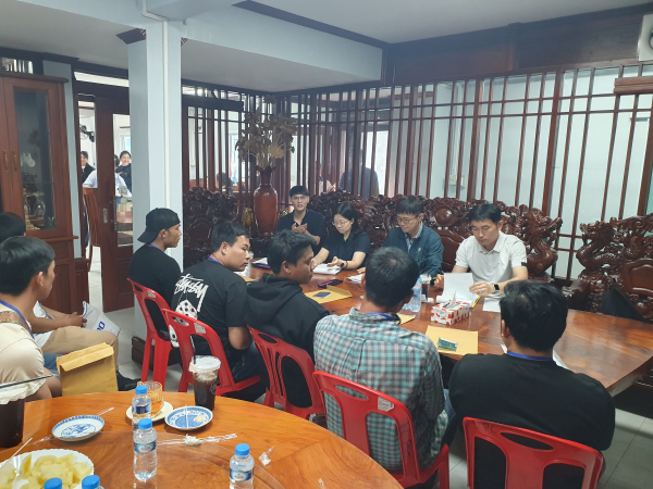 지난 8일, 군 및 정산농협 관계자가 우수 인력 선발을 위한 라오스 현지 면접을 진행하고 있다.