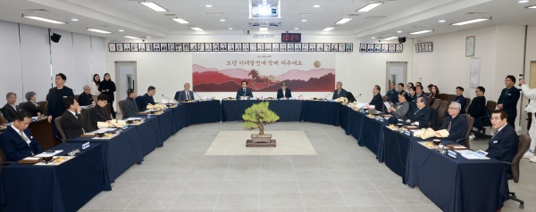 18일 시청 중회의실에서 김동일 보령시장과 역대 부시장이 참석한 가운데 시정간담회 개최