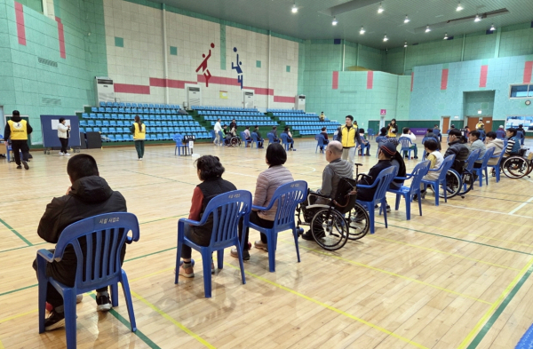 지난 18일 태안군민체육관에서 진행된 보치아 체험강좌 모습.