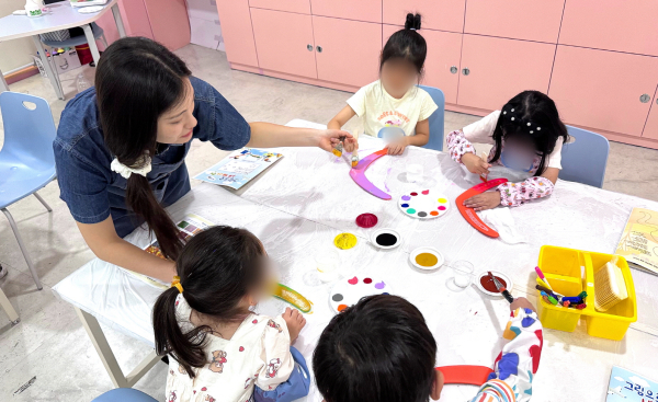 호서대 학생들이 아동을 대상으로 봉사하는 모습