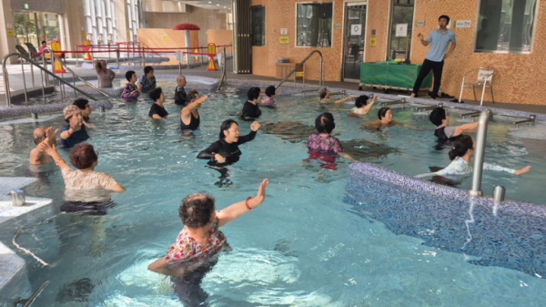 시니어웰라이프 참가자들이 수치유 체험을 하고 있다