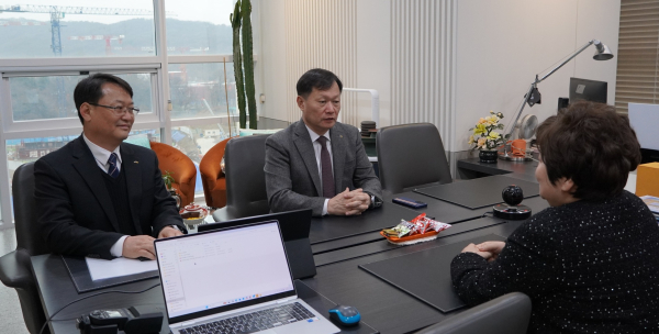 이정복 서부발전 사장(가운데)과 박정실 하이브시스템 대표(오른쪽)가 협력 방안을 논의하는 모습