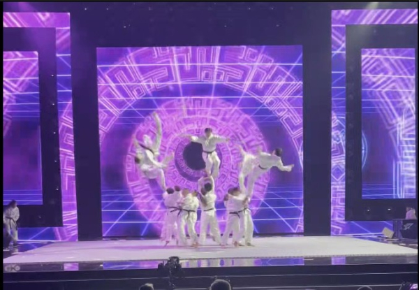 이탈리아 갓 탤런트에서 태권도 공연을 하고 있다