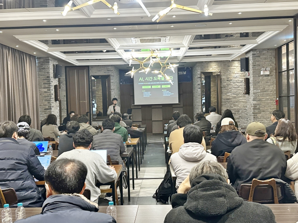 창업인사이트 특강을 하고 있다