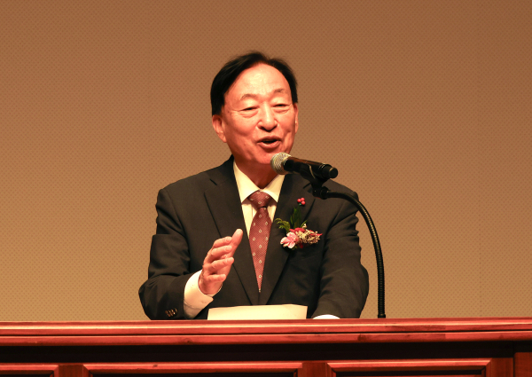 ‘대전늘푸른학교 중학교 학력인정 과정 졸업식’에서 축사하는 설동호 교육감