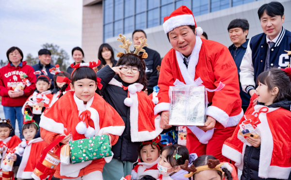 김정겸 총장 어린이집 원아에 성탄 선물 전달 사진