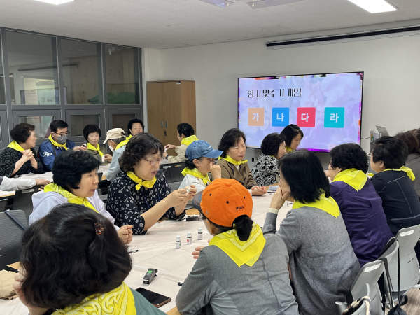 참여자들이 ▲향기로운 기억숲 프로그램에 참여하고 있다.