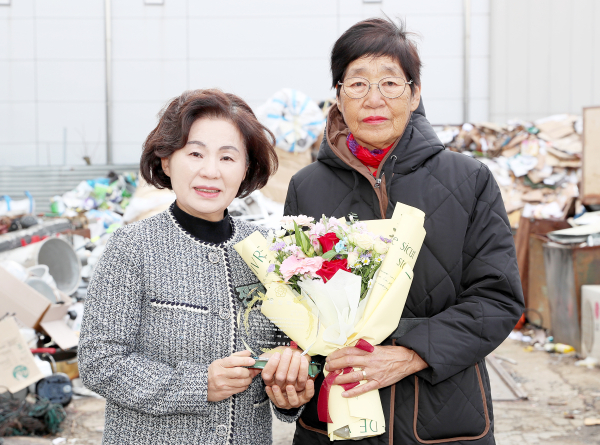 ‘찾아가는 의정발전 유공자 시상식’ 최유자 씨에게 표창패 전달 모습