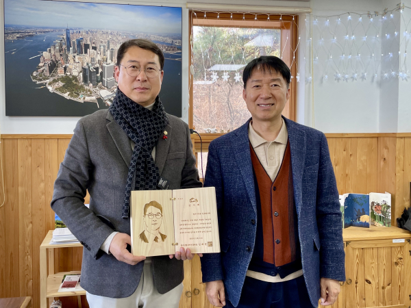 전풍림 의원에 감사패 전달식 모습