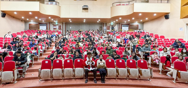 최충규 대덕구청장(사진 첫 번째 줄 왼쪽)과 지역 영유아 가족들이 대덕구육아종합지원센터가 크리스마스를 맞아 진행한 뮤지컬 ‘정글북’ 공연을 관람하기에 앞서 기념 촬영