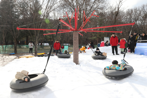지난 26일 연구단지종합운동장에서 눈썰매장 개장 전 종합 안전 점검을 실시하고 있다