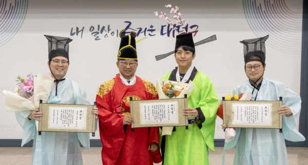 최충규 대덕구청장(사진 왼쪽 두 번째)과 ‘2025년 홍보장원 왕중왕전’에서 수상한 직원들이 29일 표창장을 받은 후 기념 촬영