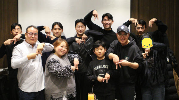 시즌권자 초청 ‘최다 출석왕을 찾아라!’ 식사 이벤트 진행 단체사진