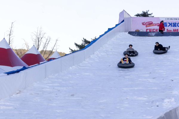 지역 어린이들이 30일 금강로하스산호빛체육공원 눈썰매장에서 즐거운 시간을 보내고 있다.