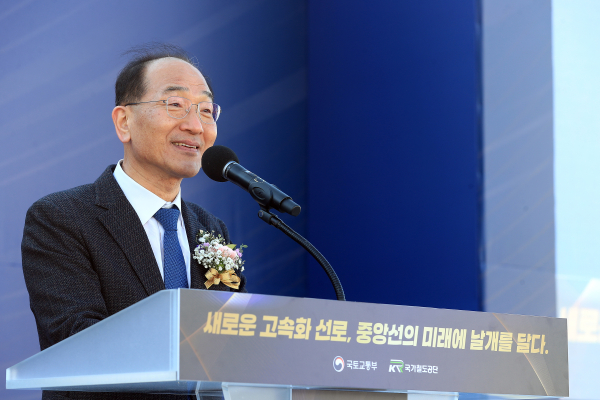 이성해 국가철도공단 이사장이 30일 영천역에서 열린 중앙선 안동~북영천 고속화 개통식에서 기념사를 하고 있다.