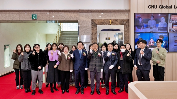 충남대 K-STAR 비자트랙 참여대학 현판식