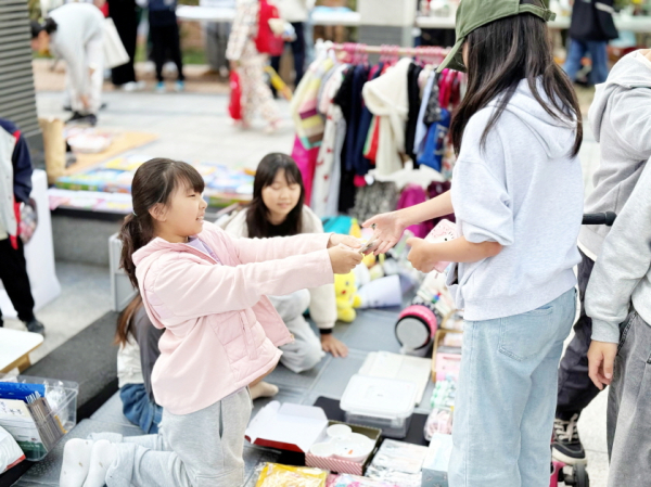 나눔장터에서 물건을 파는 모습