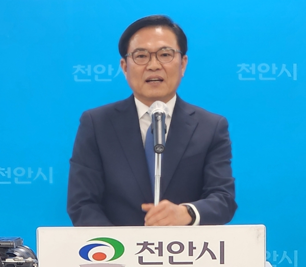 취임식 직후 천안시청 브리핑실을 찾은 김석필 신임 천안시 부시장/사진=박동혁 기자<br>