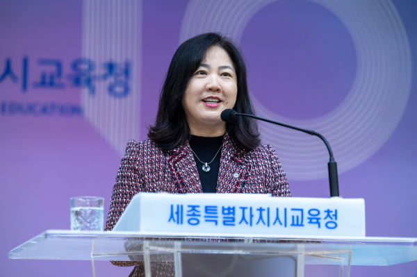 구연희 교육감 권한대행이 2일 시무식에서 당부 말을 하고 있다.