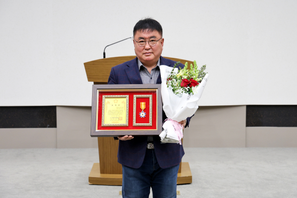 심의수 당진시의원, 대한민국 지방자치제 30주년 표창 수상 모습