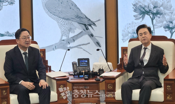 김태흠 충남도지사가 24일 ‘대전·충남 통합특별시 초대 시장 선거 양보론’에 대한 입장을 밝혔다.