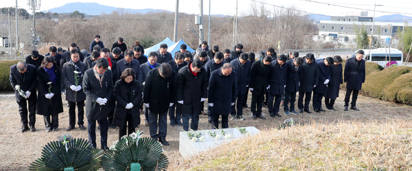 서산시의회, 신년 참배 모습