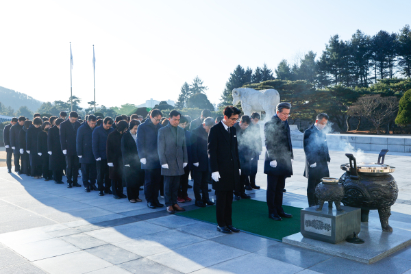 2일 국립대전현충원에서 간부 공무원이 참배를 하고 있다.