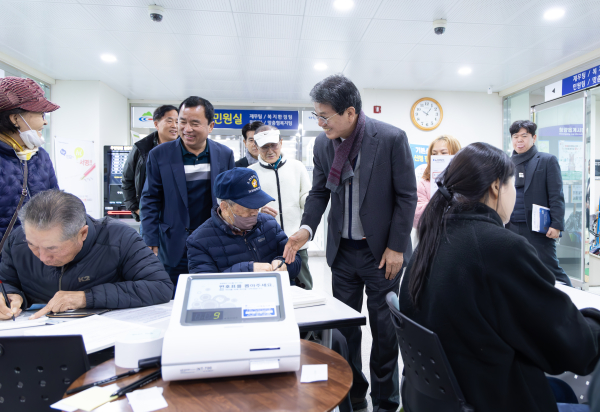 김돈곤 청양군수가 청양읍 행정복지센터를 찾아 농어촌 기본소득 신청 주민들과 소통하며 접수 현장을 살피고 있다.