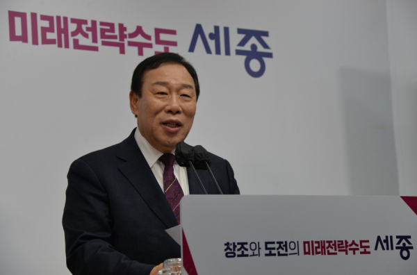 브리핑 하는 최민호 세종시장