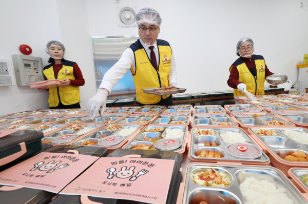 수제도시락 제조에 함께하는 박희조 동구청장 모습