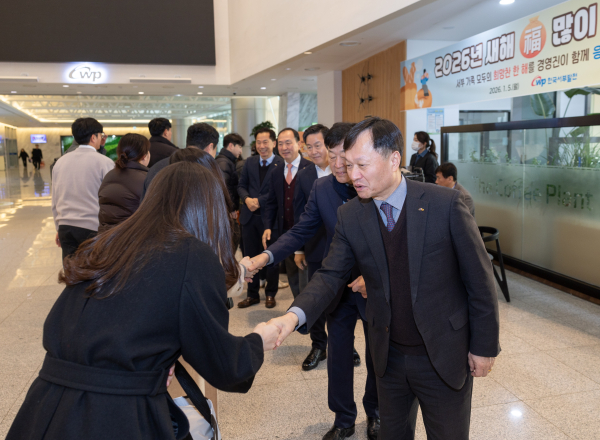 이정복 서부발전 사장(오른쪽 첫 번째) 등 경영진이 출근하는 직원을 격려하는 모습