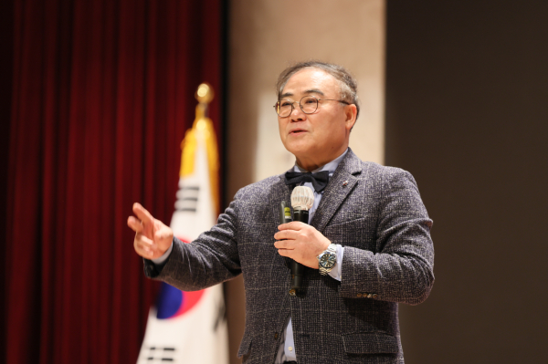 임진모 대중음악평론가가 ‘케이팝에서 배우는 미래를 바꾸는 힘’을 주제로 강연하는 장면