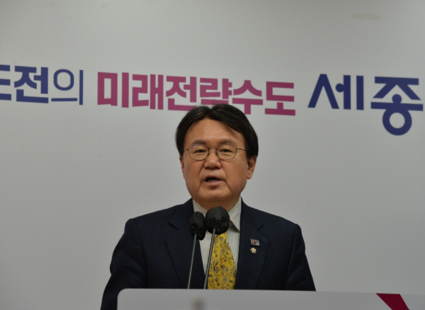 기자회견 하는 화운하 국회의원
