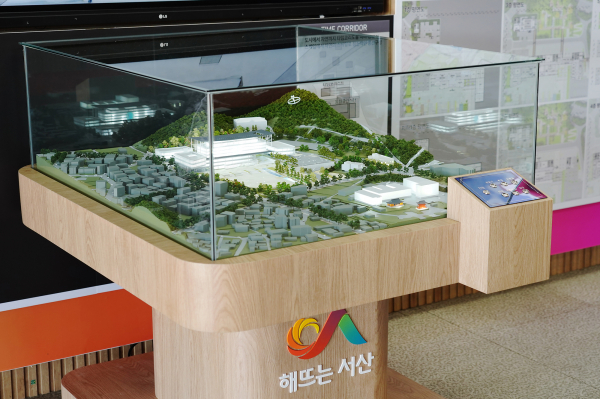 서산시청 본관 로비에 전시된 신청사 당선작 모형