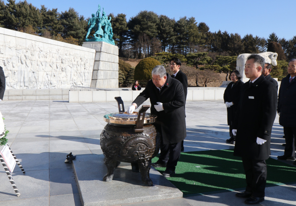 대전상공회의소·대전세종충남 경제단체협의회, 국립대전현충원 참배(정태희 회장 분향 모습)