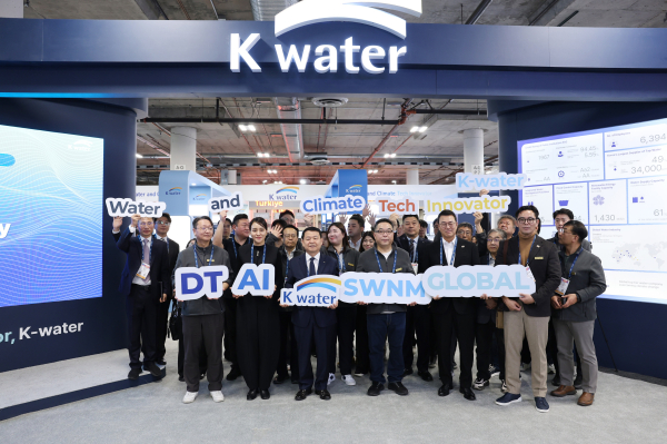 지난 6일(현지 기준), CES 2026에서 진행된 K-water관 개관식에서 한국수자원공사 및 동반 참가기업(21개 사) 관계자들이 기념사진 촬영