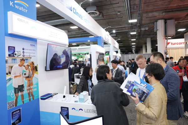 지난 6일(현지 기준), 미국 라스베이거스에서 열린 CES 2026에서 외국인 방문객이 인공지능(AI) 기반 스마트 수질 진단 시스템을 살펴보고 있다.