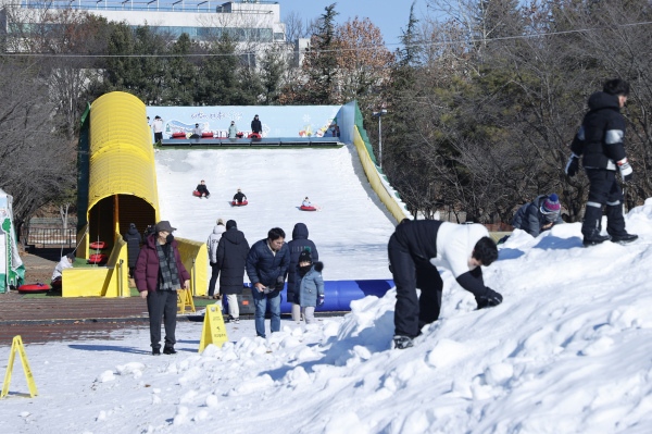 지난 달 30일부터 운영되는 ‘유성구 어린이 눈썰매장’  모습