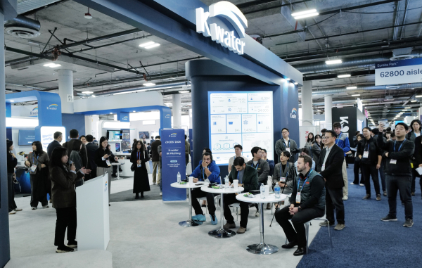 인공위성 기반 누수 탐지 시스템에 대한 투자유치 설명(IR)을 진행 모습