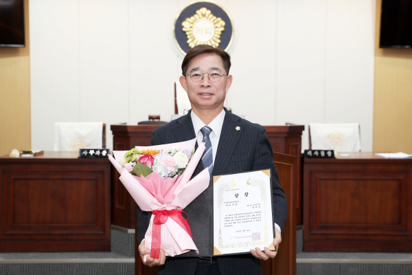 김기두 태안군의원, 매니페스토 약속대상‘좋은조례 분야 최우수상’수상 모습