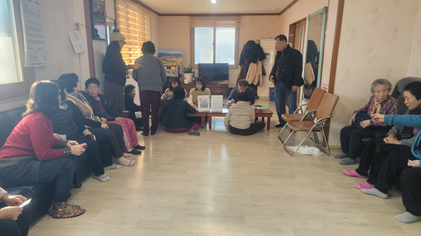 운곡면에서 지난 6일, 영양2리 마을회관을 찾아 농어촌기본소득사업 신청을 받고 있다.